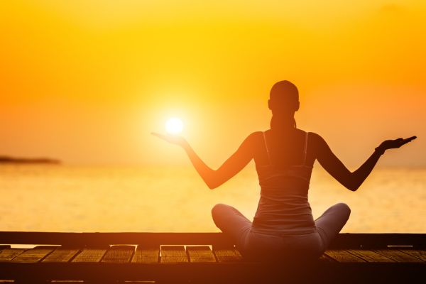 mindfulness-que-es-chica-en-la-playa